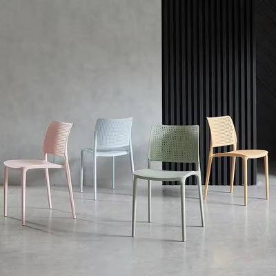 Beli Kursi makan luar yang dapat ditumpuk dalam bahan plastik PP berwarna-warni untuk furnitur rumah modern W41.5*L55*H79 *SH45.5cm pembuatan online