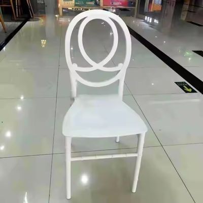 Beli Kursi Perjamuan Hotel Stackable Modern Mewah Chiavari Emas Putih Plastik pembuatan online