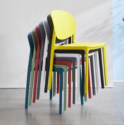 Kursi Makan yang Bisa Ditumpuk di Restoran Modern dengan Desain Minimalis